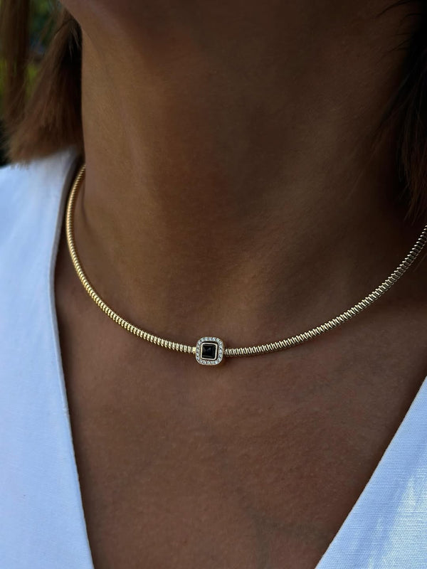 Elegant Gold Choker Necklace with Black Gemstone Center – Minimalist Jewelry