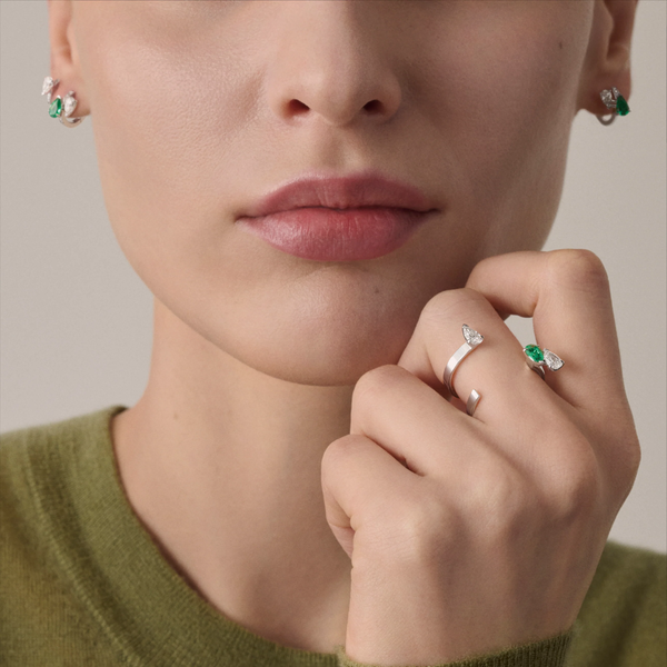 Serti sur Vide ring set with 2 diamonds and 1 emerald