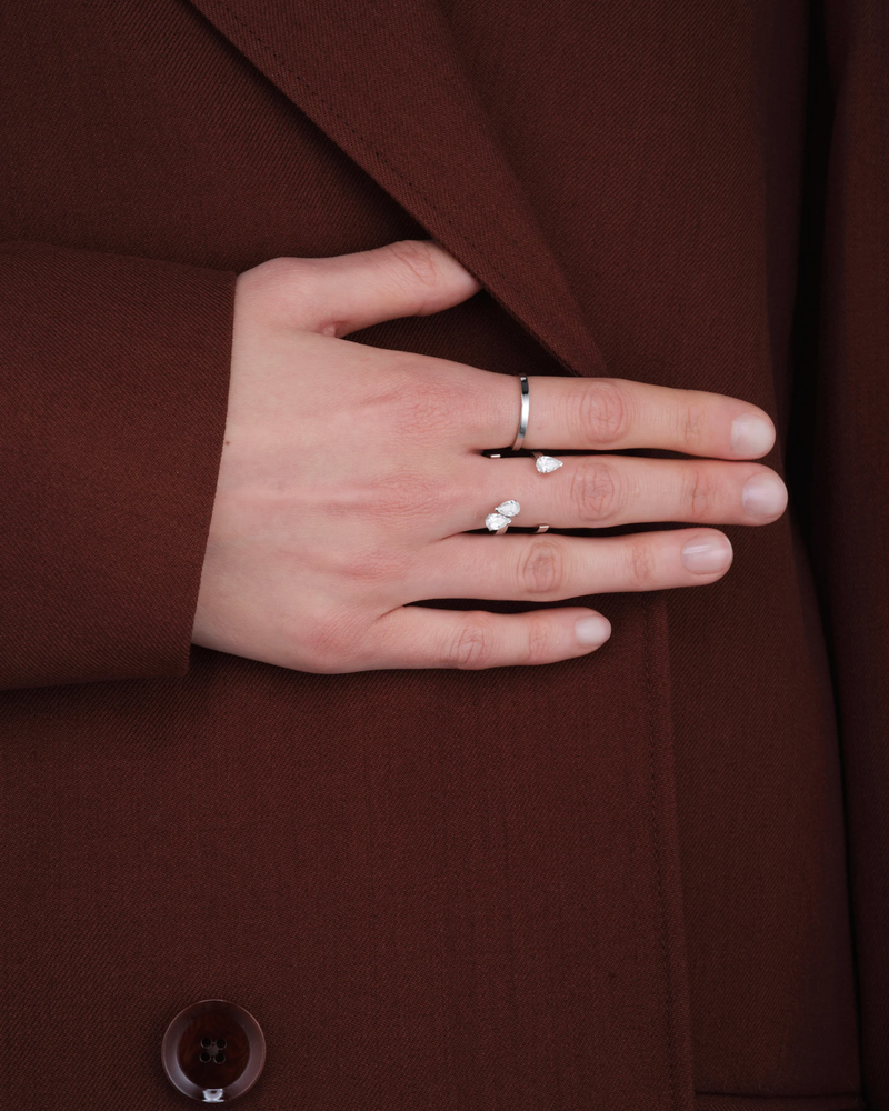 Serti sur Vide ring set with 3 diamonds