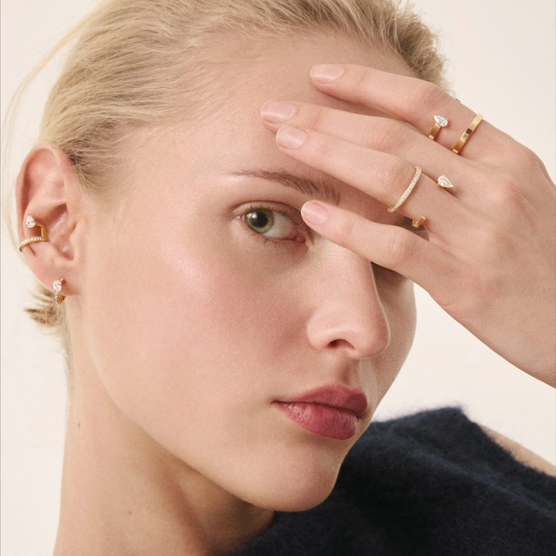 Serti sur Vide ring set with 1 diamond